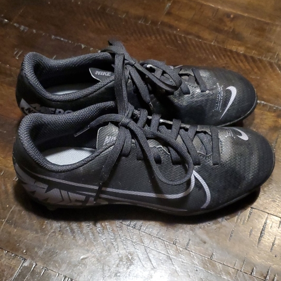 Youth Soccer Cleats - Picture 2 of 6